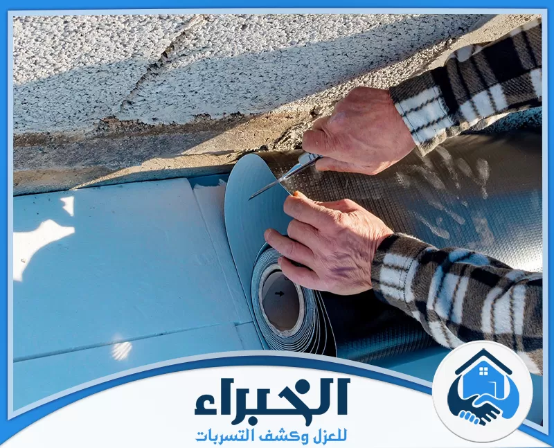 علامات سوء تنفيذ عزل اسطح بجدة وظهور تجمع مياه فوق السطح.