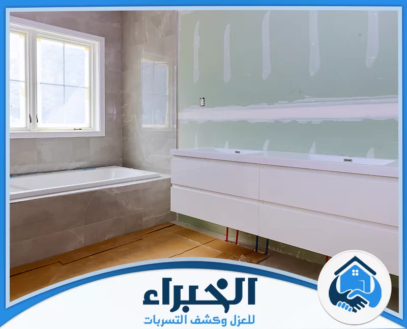 تجهيز أرضية وجدران حمام قبل البلاط ضمن خدمة شركة عزل حمامات بالقصيم مع حماية الزوايا والصفايات من تسرب المياه