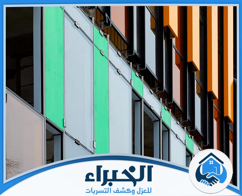 واجهة مبنى حديثة تعتمد على ألواح كلادينج متعددة الألوان مثبتة على هيكل خارجي لتغطية الواجهة وتحسين تصميمها.